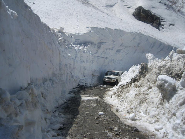 9. Tanglang La (17,582 ft)